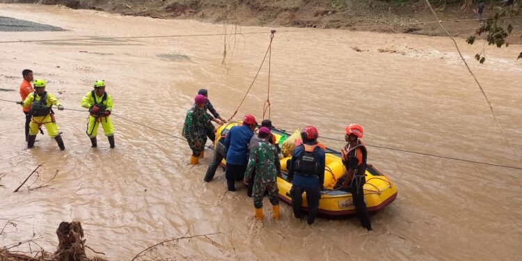 Evakuasi Warga Desa Kadundung dan Saronda oleh TNI AL dan Tim SAR