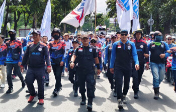 Puncak Aksi Gabungan Serikat Buruh se-Jabar di DPRD Dihadiri Ribuan Orang