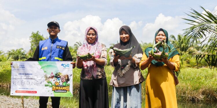 Warga Bandar Aji Jaya Dapat Bantuan Kurban di Tengah Gagal Panen