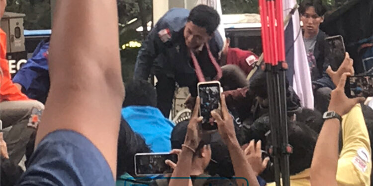 BEM SI Robohkan Beton Penghalang yang Disusun Polisi di Tempat Aksi