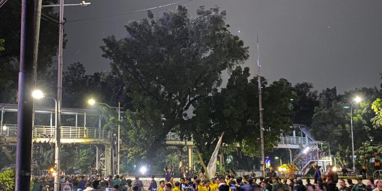 Aksi BEM SI Bawa 12 Tuntutan hingga Dibubarkan Paksa Polisi