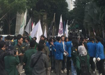 Aksi Aliansi Ibu Pertiwi Memanggil di Gerbang Pancasila DPR RI