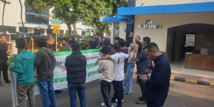 Aksi Koalisi Masyarakat Pengawas Cukai Indonesia di Dirjen Bea Cukai