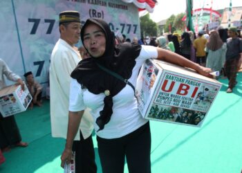 Pesantren Nuu Waar AFKN Bagikan Ubi kepada 2000 Warga Bekasi