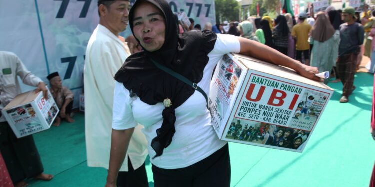 Pesantren Nuu Waar AFKN Bagikan Ubi kepada 2000 Warga Bekasi