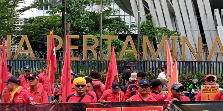 Aksi FSB Migas-KASBI di Grha Pertamina Tuntut Pembayaran Upah 226 Karyawan