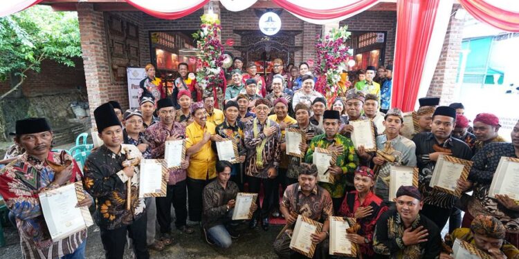 Fadli Resmikan Monumen Keris: Sumenep Layak Jadi Ibu Kota Keris Dunia