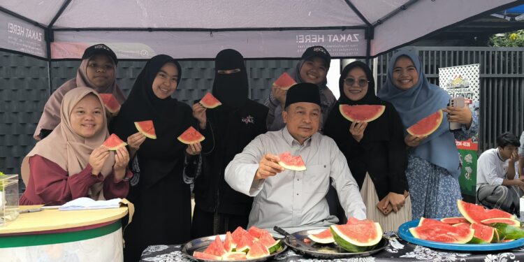 Zakat in Gaza Bagikan Satu Ton Semangka Sambut Gencatan Senjata