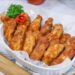 Menyajikan Menu Sayap Ayam untuk Makan Bersama Keluarga