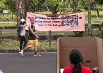 Spanduk Protes CFD Renon Tuduh Oknum Imigrasi Lindungi Mantan Tentara Israel