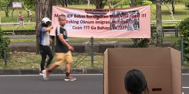 Spanduk Protes CFD Renon Tuduh Oknum Imigrasi Lindungi Mantan Tentara Israel