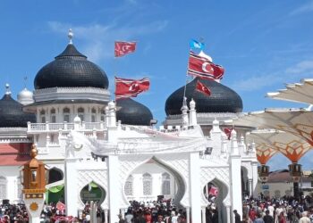 Peringatan Hari Damai Aceh Ricuh, Bendera Bulan Bintang Berkibar di Masjid Raya
