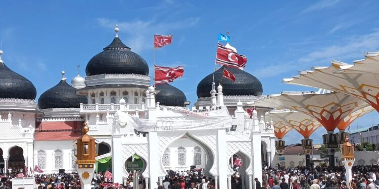 Peringatan Hari Damai Aceh Ricuh, Bendera Bulan Bintang Berkibar di Masjid Raya