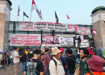 Massa di DPR Tuntut Sahkan RUU Perampasan Aset
