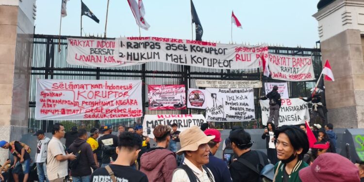 Massa di DPR Tuntut Sahkan RUU Perampasan Aset